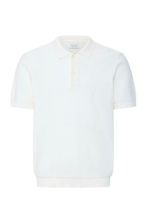 Polo blanc à manches courtes avec col classique et patte à deux boutons, tissu uni texturé, style décontracté.