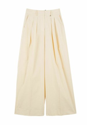 Pantaloni color crema a gamba larga con pieghe frontali, tasche laterali e passanti per cintura, mostrati distesi su sfondo bianco.