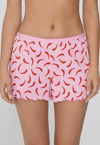 Roze katoen shorts met een speelse rode chilipoederpatroon, voorzien van een golvende zoom en een elastische tailleband.