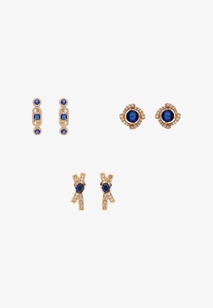 Drie paar gouden oorbellen met blauwe edelstenen en kleine heldere kristallen, in ronde, ovale en rechthoekige vormen met decoratieve zettingen.