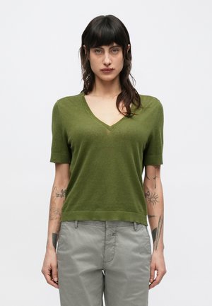 Olivengrøn kortærmet sweater med V-halsdesign, tynd strikket tekstur og ribbet detalje ved halsudskæringen og kanten.