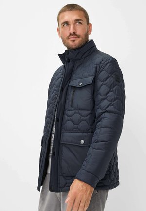 Marineblaues, gesteppte Pufferjacke mit hohem Kragen, Brusttasche, Fronttaschen und Knopfdetails. Glatte Textur und warmes Design.