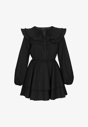 Abito nero con lunghe maniche a sbuffo, colletto arricciato e nodo al collo. Presenta una gonna a strati e rifiniture decorative lungo i bordi.