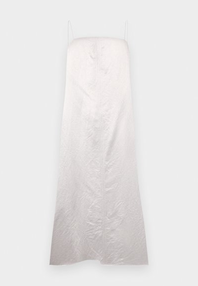 Hvit, ermeløs kjole med rett silhuett, laget av lett teksturert stoff, med en midtseam og minimale stropper.