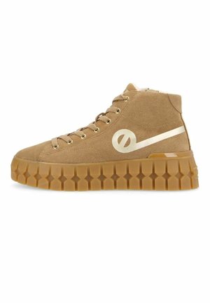 Zapatilla de taco alto de ante color tostado con suela gruesa de goma texturizada, cordones beige y un logo blanco circular con una franja diagonal en el lateral.