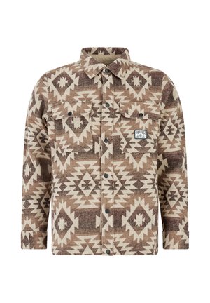 Bruine en beige gestreepte blousejacket met kraag, twee voorflapzakken en een klein rechthoekig "Protest" logo op de borstzak.