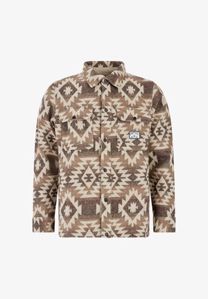 Braun-beige gemusterte Button-Up-Jacke mit Kragen, zwei vorderen Klappentaschen und einem kleinen rechteckigen "Protest"-Logo-Patch auf der Brusttasche.