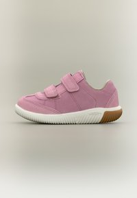 Baskets en cuir rose avec deux bandes Velcro, semelle en caoutchouc blanc et détails texturés. Elles présentent un bout arrondi et un design rembourré.
