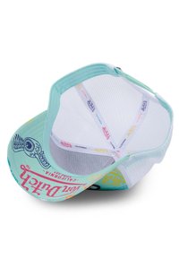 Casquette de baseball turquoise avec une visière courbée, un intérieur en mesh et des motifs imprimés colorés. Comprend divers textes et graphiques de marque.