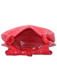 Bolso de mano de cuero rojo con una textura suave, un compartimento único y un lazo en el cierre, con herrajes plateados y forro de tela.