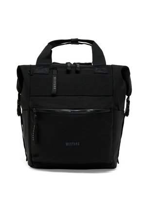 Schwarzer rechteckiger Rucksack mit oberen Griffen, vorderer Reißverschlusstasche, seitlichen Verschlüssen und "MUSTANG"-Logo auf der vorderen Tasche.