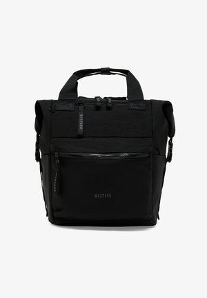 Schwarzer rechteckiger Rucksack mit oberen Griffen, vorderer Reißverschlusstasche, seitlichen Verschlüssen und "MUSTANG"-Logo auf der vorderen Tasche.