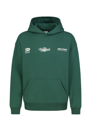 Dunkelgrüner Hoodie mit Fronttasche und weißen Textlogos "Daily Sublevel," "Worldwide," und "SBLVL Studio" auf der Brust.