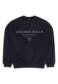 Černá mikina s kulatým výstřihem s nápisem "Chicago Bulls", detaily NBA a vyšitým logem týmu s býkem na přední straně.