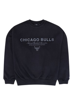 Sweatshirt noir à col rond avec le texte "Chicago Bulls", des détails NBA et le logo de l'équipe brodé sur le devant.