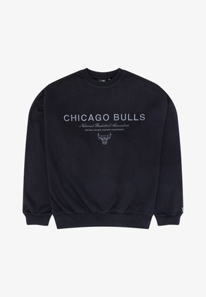 Hanorac negru cu guler rotund, cu textul "Chicago Bulls", detalii NBA și logo-ul echipei, un taureau, brodat pe partea din față.