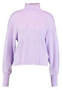 Fioletowy sweter z golfem, luźny krój, lekka dzianina, długie rękawy, skrócony dół, delikatne ribbowanie na mankietach.