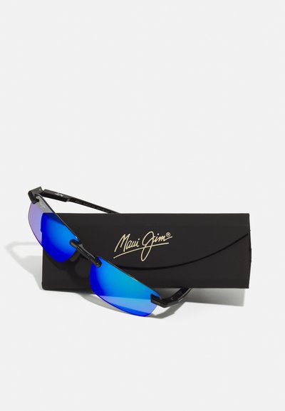 Sunglasses med blå gradientlinser och svarta metallramar, följda av ett svart etui med en gyllene logotyp.