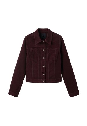 Chaqueta de mezclilla burdeos, diseño corto, cuello clásico, bolsillos frontales, cierre de botones y tejido texturizado.