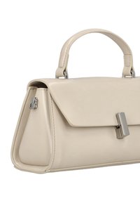 Beige Lederhandtasche mit strukturiertem Design, rechteckiger Form, kurzem Griff und einem silbernen Metallverschluss auf der Vorderseite.