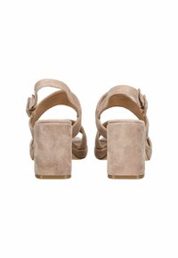 Sandali in camoscio beige con tacco a blocco spesso. Presentano una fascia con una fibbia decorativa e un design con punta aperta. Texture liscia.