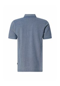 Graues Polohemd mit kurzen Ärmeln, strukturiertem Stoff, einem kragenförmigen Halsbereich und kontrastierenden marineblauen Akzenten entlang des Kragens und der Ärmel.