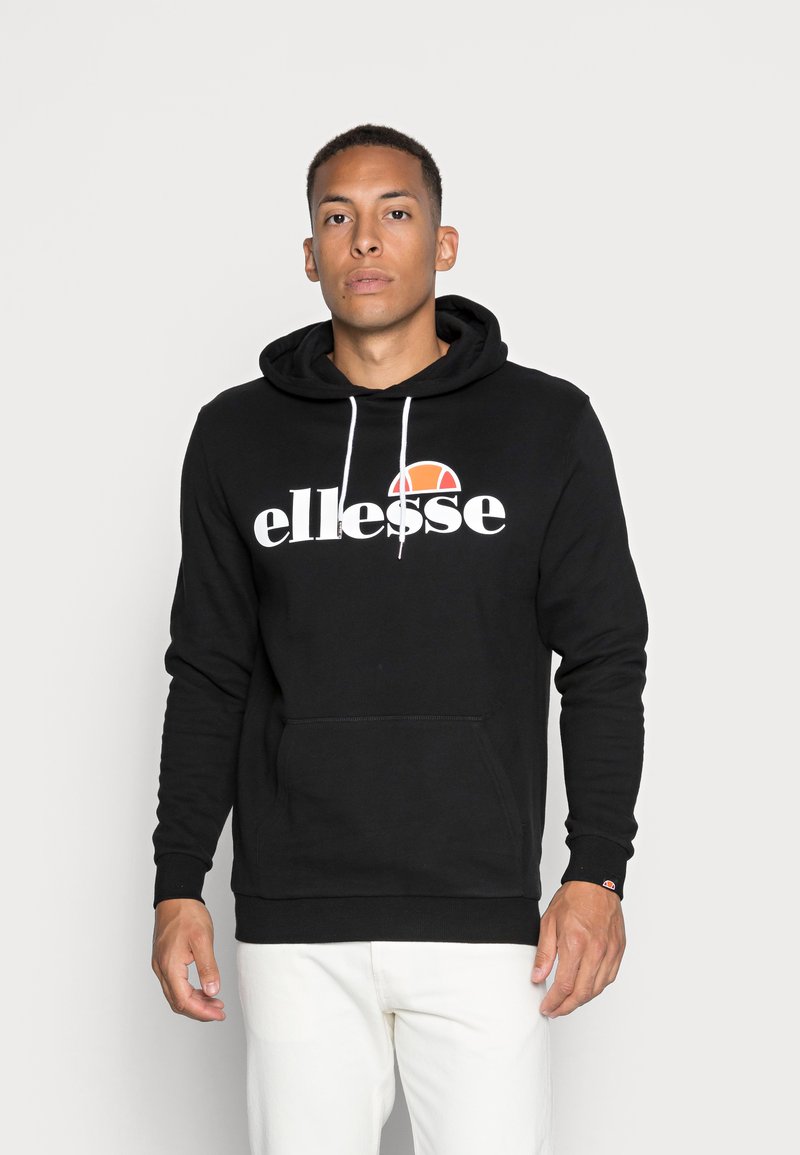 Zwarte hoodie met een voorste kangaroozak, witte koorden en een wit logo met een oranje accent. Geribde manchetten en onderrand.
