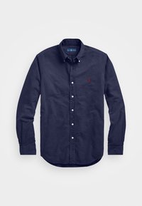 Camisa de manga larga color azul marino hecha de algodón, con cuello abotonado, que presenta un pequeño logo rojo en el pecho izquierdo y botones blancos.