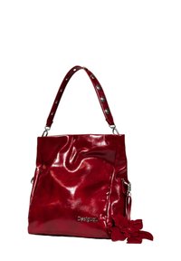 Borsa a tracolla in pelle verniciata rossa con una forma strutturata, manico corto caratterizzato da borchie metalliche e un accento floreale attaccato sul lato.