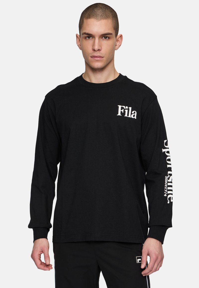 Camiseta negra de manga larga hecha de algodón. Presenta logotipos impresos en blanco en el pecho y la manga. Cuello redondo, corte relajado y textura suave.