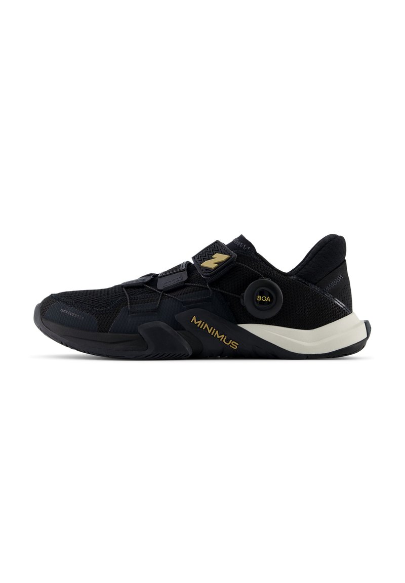 Zapatillas deportivas negras con parte superior de malla, correas de velcro y suela moldeada. Incluye un dial BOA para ajustar y acentos dorados.