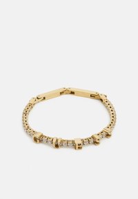 Bracelet en doré avec des segments alternés de maillons polis et de pierres scintillantes, fermé par un fermoir et des accents en lettres formant le mot "GUESS."