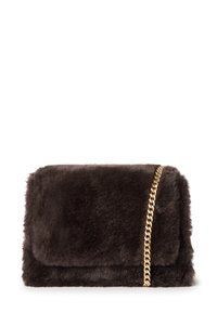 Kopertówka z sztucznego futra w ciemnym brązie, z klapką. Posiada złotą, łańcuszkową rączkę oraz miękką, teksturowaną powierzchnię.