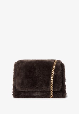 Clutch in faux fur di colore marrone scuro con chiusura a soffietto. Presenta una tracolla in catena dorata e una superficie morbida e testurizzata.