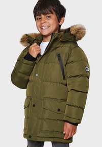 Chaqueta verde acolchada con capucha forrada de pelo desmontable, cierre de cremallera y botones a presión, varios bolsillos y puños acanalados.