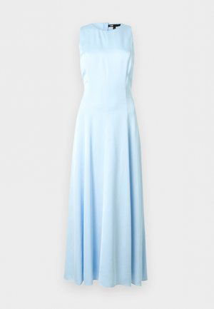 Robe sans manches en satin bleu clair avec un col montant et une jupe longue fluide jusqu'au sol, présentée sur un fond blanc uni.
