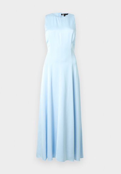 Robe sans manches en satin bleu clair avec un col montant et une jupe longue fluide jusqu'au sol, présentée sur un fond blanc uni.