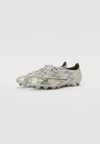 Voetbalschoenen met een grijze en iriserende bovenkant, zwarte accenten en een gestructureerde zool met meerdere noppen voor grip.