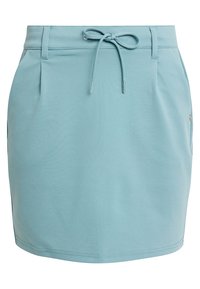 Jasnoniebieska spódnica z gładkiego materiału, z regulowanym pasem na sznurek, dwoma przednimi kieszeniami oraz subtelnymi plisami dla dodatkowego efektu wizualnego.