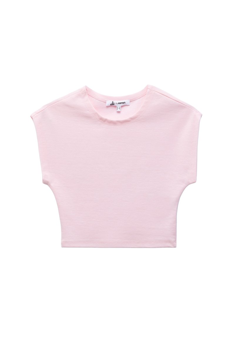 Jasnoróżowy, krótki t-shirt wykonany z miękkiej bawełny. Posiada okrągły dekolt oraz krótkie rękawy w luźnym kroju.