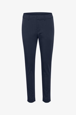 Pantaloni blu navy a vestibilità slim, con vita piatta, passanti per cintura e orlo alla caviglia. Tessuto misto cotone con texture minimale.