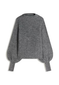 Sivi pleteni pulover z visokim ovratnikom, okroglo obliko, spuščeni rameni in napihnjenimi rokavi. Ima rebrasto teksturo in stranske izreze.