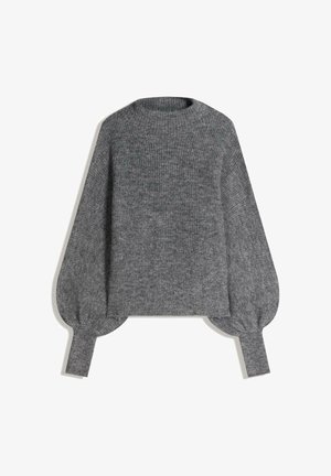 Sivi pleteni pulover z visokim ovratnikom, okroglo obliko, spuščeni rameni in napihnjenimi rokavi. Ima rebrasto teksturo in stranske izreze.