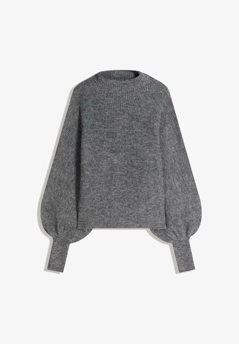 Sivi pleteni pulover z visokim ovratnikom, okroglo obliko, spuščeni rameni in napihnjenimi rokavi. Ima rebrasto teksturo in stranske izreze.