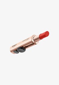 El lápiz labial One Magic Touch de KIKO Milano en un tubo metálico de color rosa dorado, con una punta de lápiz labial roja curvada y un botón negro para retraer.