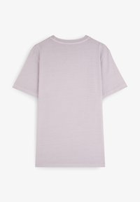 Camiseta lisa de lavanda clara de manga corta colocada plana mostrando el reverso sobre un fondo blanco.