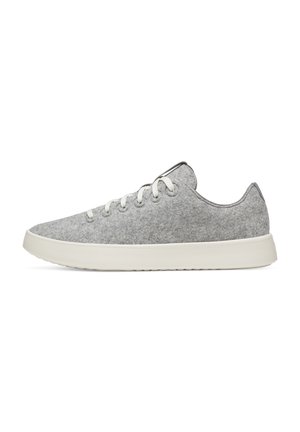 Low-Top-Sneaker aus grauem Filz mit weißen Schnürsenkeln und dicker weißer Gummisohle, von der Seite auf weißem Hintergrund gezeigt.