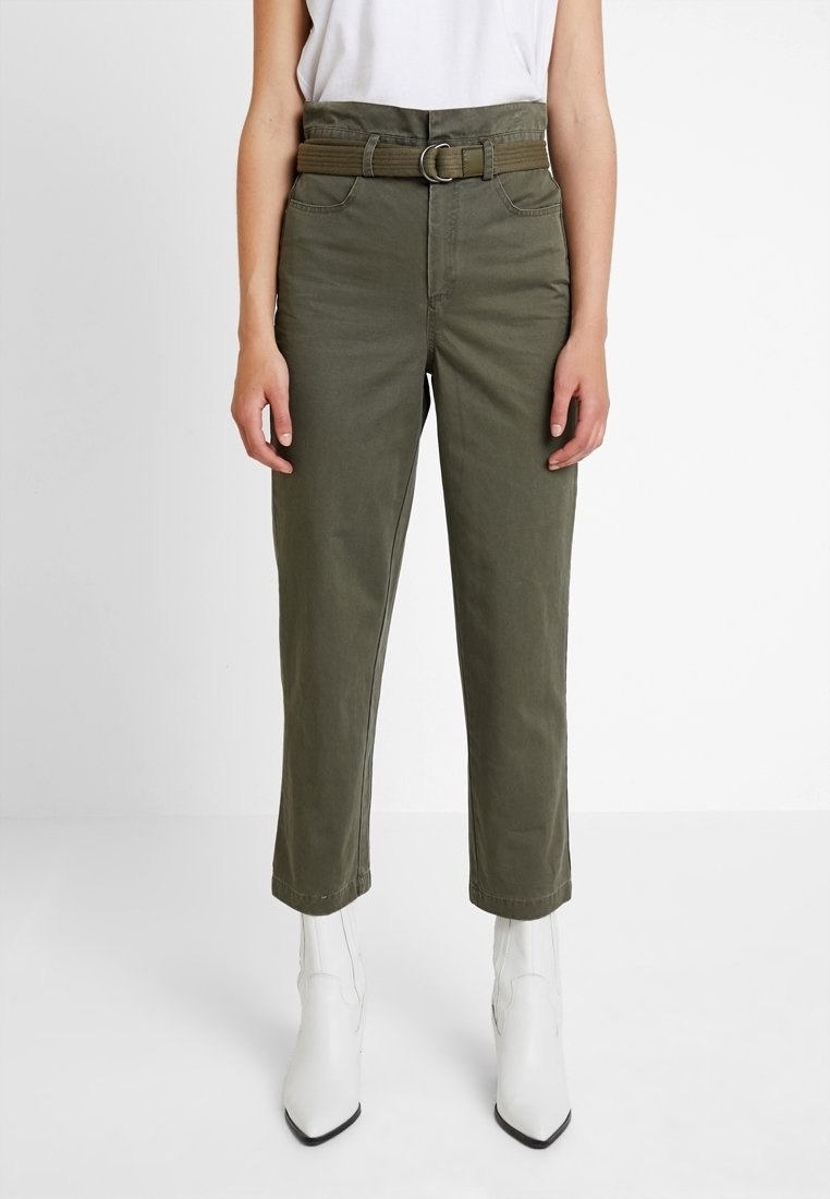 Olivově zelené bavlněné kalhoty s páskem a rovnými nohavicemi. Disponují dvěma předními kapsami a hladkou strukturou.