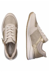 Scarpe da ginnastica beige con una parte superiore texturizzata, accenti dorati e suole bianche. Presentano un design con lacci e una cerniera laterale per una facile vestibilità.