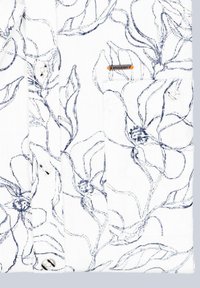 Weißes Hemd mit marineblauem Blumenmuster. Verfügt über Knopfverschlüsse und eine kleine Tasche mit einem orangefarbenen Akzent-Tag. Glatte Stoffstruktur.